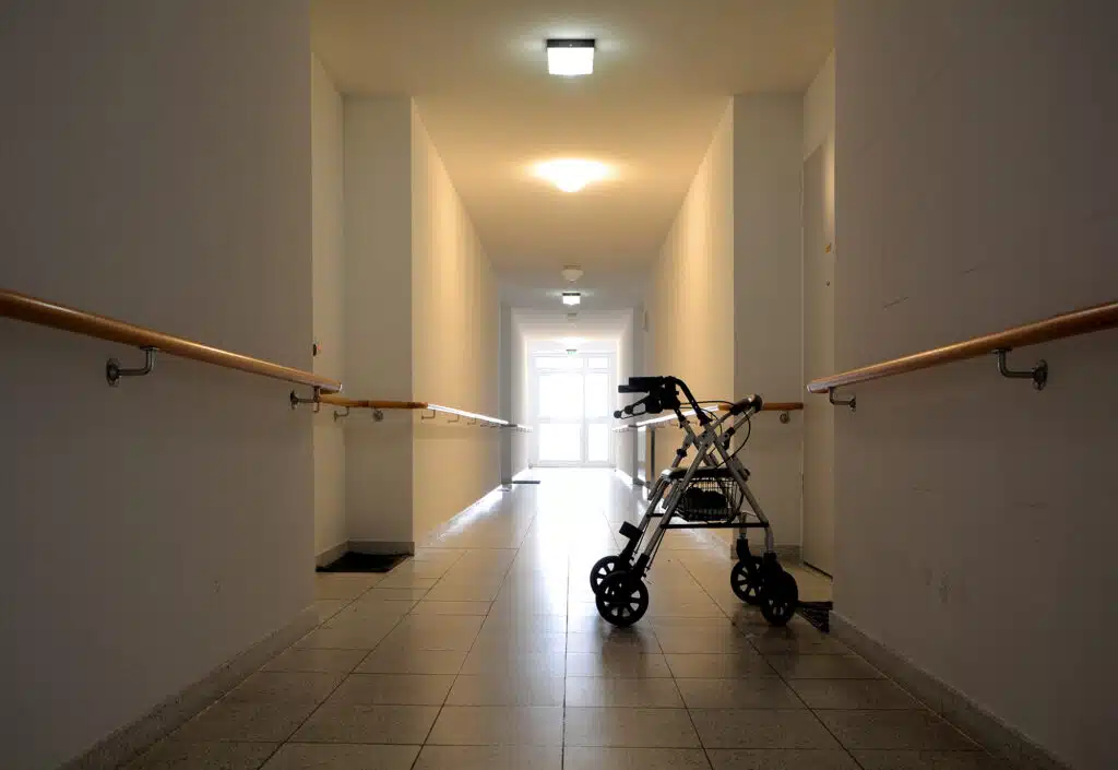 walker sentado en un pasillo vacío