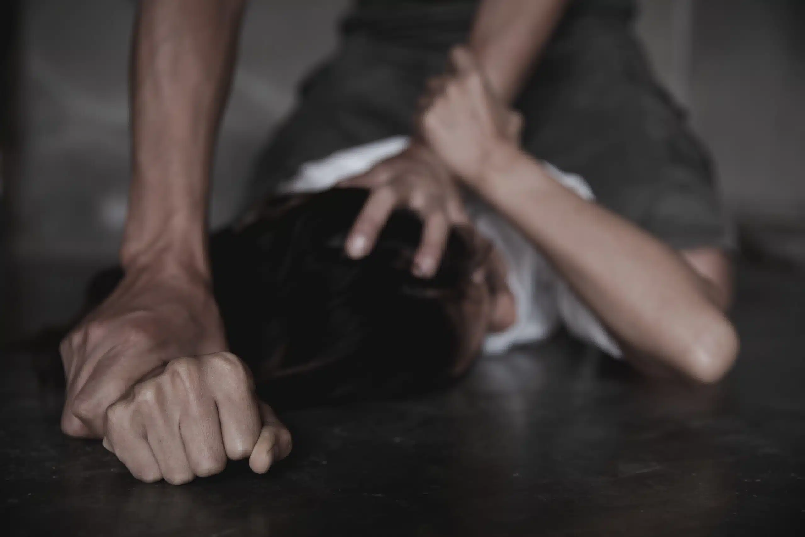 Violencia doméstica con un hombre hiriendo a una mujer aterrorizada en un