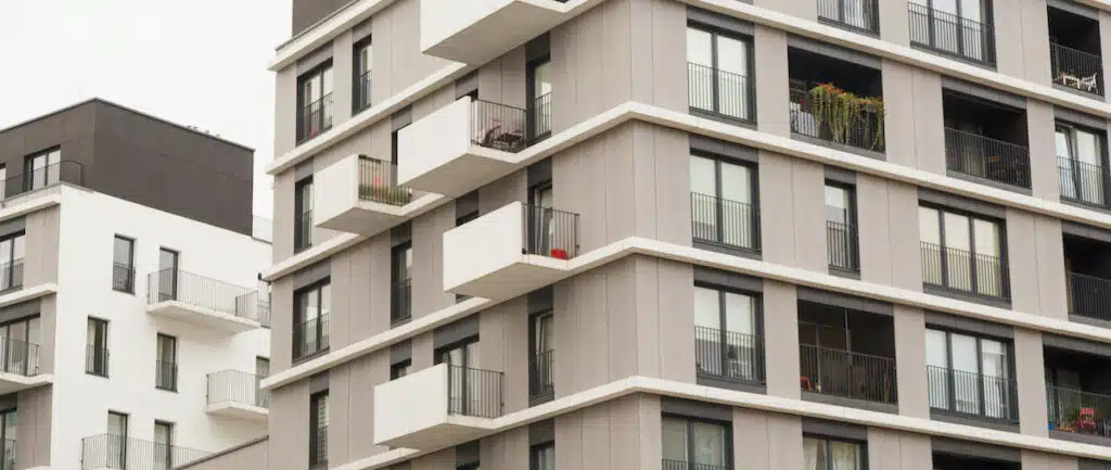 resbalón y caída en un edificio de apartamentos