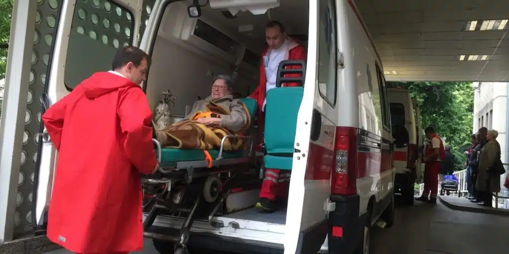 mujer en ambulancia tras accidente de coche