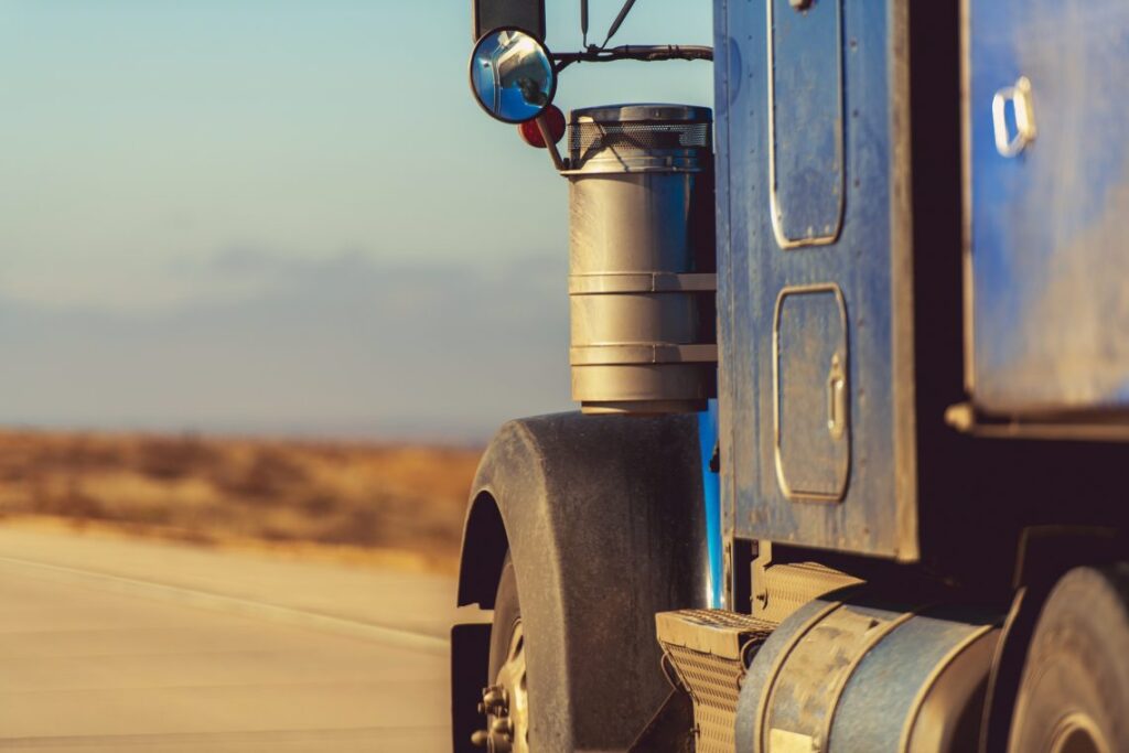 Semirremolque americano en la carretera. Foto de primer plano. Concepto de transporte.