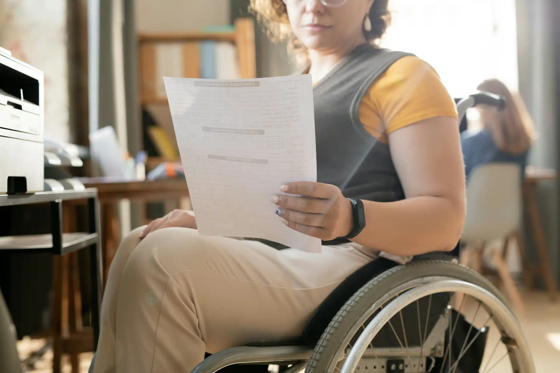 mujer en silla de ruedas revisando un documento