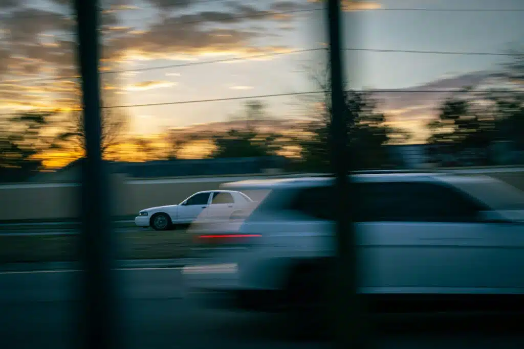 dos coches que circulaban a gran velocidad en direcciones opuestas